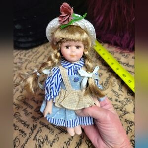 Vintage collectable 10 in porcelain doll straw hat silk flower